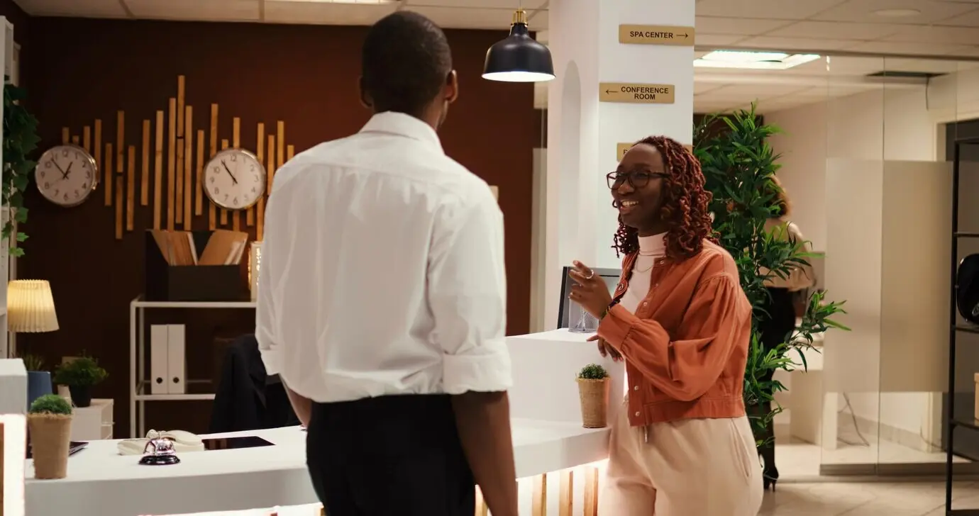 Коридорный помогает прибывающим гостям.